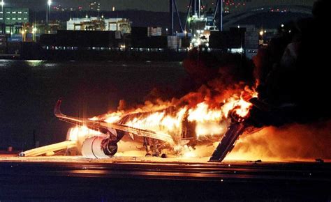 Giappone Aereo In Fiamme Scontro Con Velivolo Guardia Costiera