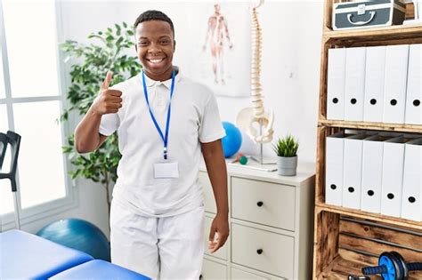 Joven fisioterapeuta africano que trabaja en la clínica de recuperación