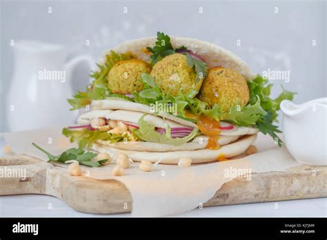 Pita Bread Lebanese Falafel Salad Fotos Und Bildmaterial In Hoher