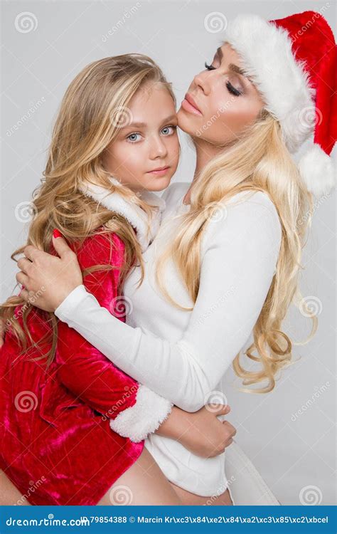 Reizende Sexy Blonde Mutter Mit Einer Babytochter Gekleidet Als Santa Claus Stockfoto Bild Von