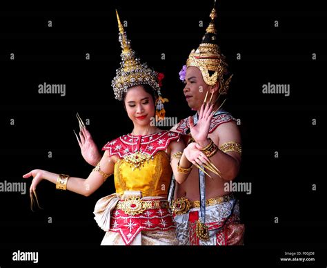 A Male And Female Dancer In Traditional Thai Costume Stock Photo Alamy