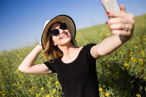 Premium Photo Beautiful Young Woman Taking A Selfie In A Field