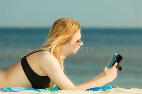 Mujer En Bikini Que Toma El Sol Y Que Se Relaja En La Playa Foto De