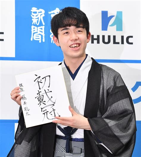 将棋：藤井聡太七段が棋聖奪取 最年少タイトル獲得記録更新、17歳11カ月 [写真特集1 7] 毎日新聞