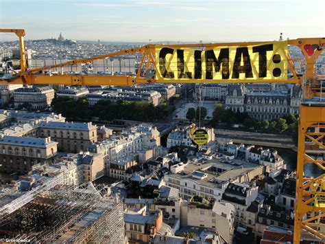 ACTION Greenpeace au dessus de Notre Dame pour dénoncer linaction