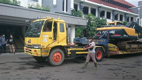 Pemkot Surabaya Kerahkan 60 Personel Alat Berat Dan 5 Dump Truk Bantu