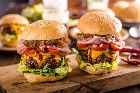 Hamburguesa De Carne Casera Cebolla Caramelizada Tocino Y Cerveza