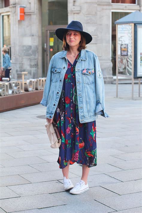 Look Con Vestido Largo De Flores Cazadora Denim Sombrero Y Tenis