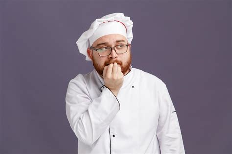 Joven Chef Pensativo Con Uniforme De Gafas Y Gorra Mirando Los Dedos