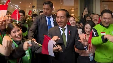 Momen Seru Jokowi Joget Bareng Wni Dan Pengendara Ojol Saat Tiba Di