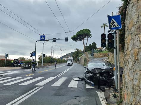 Frontale A Sanremo Tra Due Auto Feriti Entrambi I Conducenti Prima