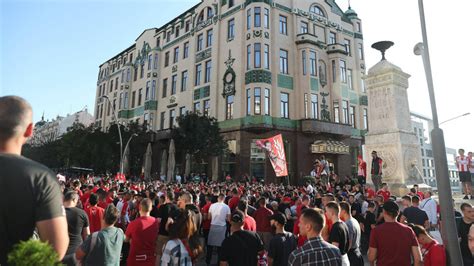 Navija I Crvene Zvezde Okupljeni Ispred Terazijske Esme Saobra Aj