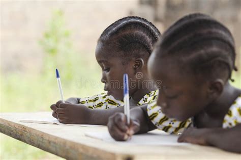 Bambini Africani Alla Scuola Che Fa Compito Stu Africano Di Etnia