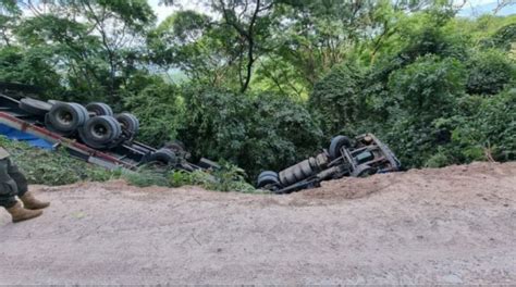 Tr Iler Se Embarranca En La Ruta Yacuiba Carapar