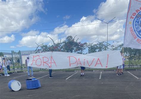 Jornal Correio Em protesto no CT Bamor pede a saída de Renato Paiva