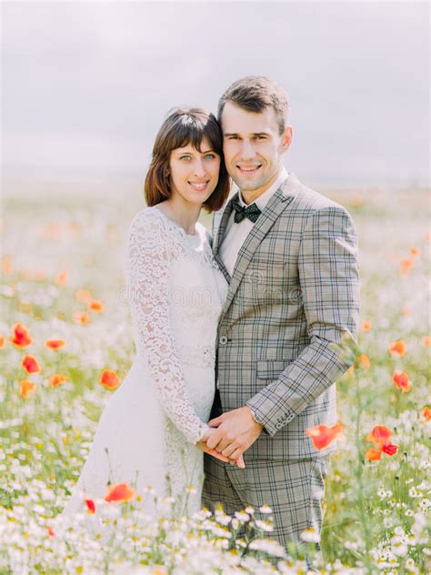 Retrato Del Primer De Los Recienes Casados Alegres Que Llevan A Cabo