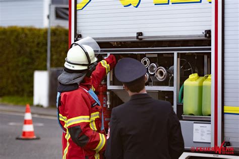 Drei Gruppen legen erfolgreich Leistungsprüfung Wasser ab Feuerwehr