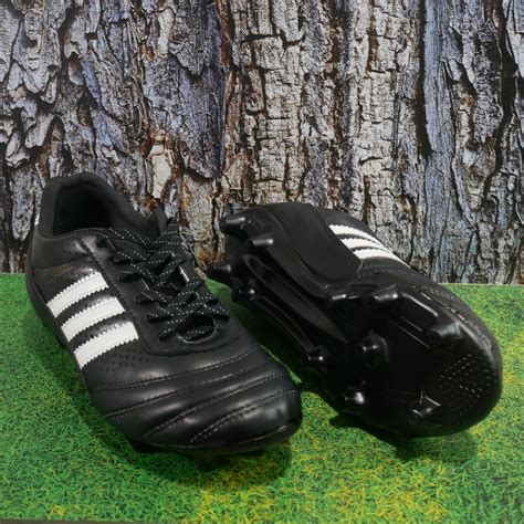 Sepatu Bola Adidas Olah Raga Perlengkapan Olahraga Lainnya Di Carousell