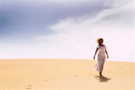 Mulher Caminhando Nas Dunas Do Deserto Sozinha Em Atividades De Lazer E