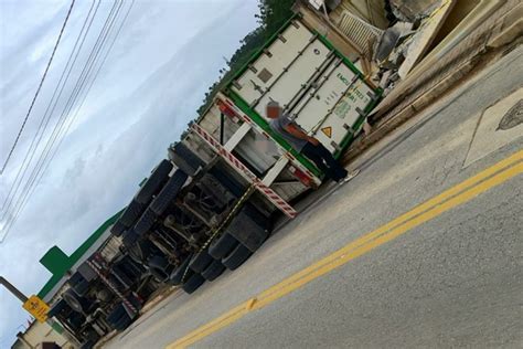 Carreta Tomba E Interdita Trecho Da Estrada Da Fazenda