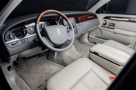 The Nicest 2000s Lincoln Town Cars Now Cost As Much As A New BMW 330i ...