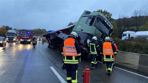 Schwerer Lkw Unfall Auf Der A Lkw Kracht In Mittelleitplanke