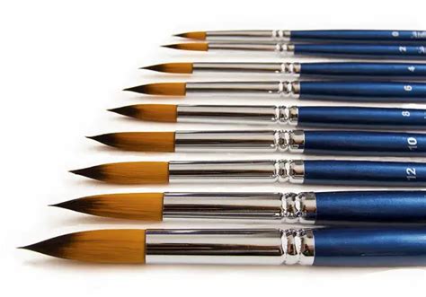 8 Essential Paint Brushes You Should Know About