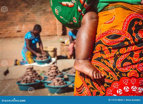 De Afrikaanse Vrouw Vervoert Haar Baby Op De Markt Stock Foto Image