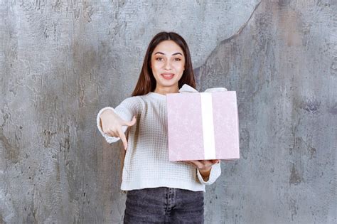 Chica Sosteniendo Una Caja De Regalo Morada Envuelta Con Cinta Blanca E