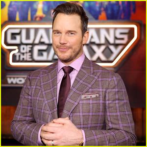 Shirtless Chris Pratt Shows Off His Toned Abs Reveals Whats Keeping