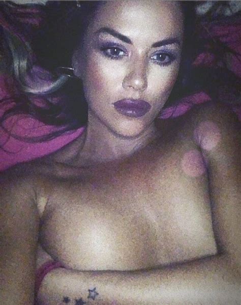 Karina Jelinek desafió la censura de Instagram con un jugado topless