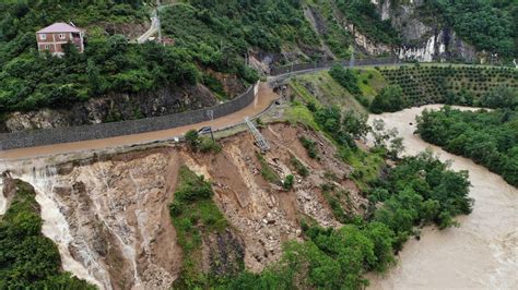 Artvin Hopa arasında heyelan Kara yolu ulaşıma kapandı 10 02 2024