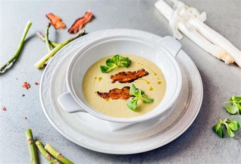 Soupe Aux Asperges Vertes Et Crackers Au Parmesan