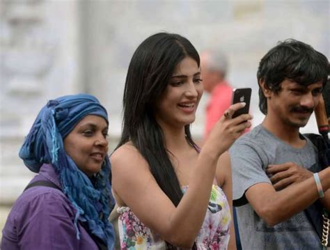 Shruti Hassan Race Gurram Movie Stills Hot Live Updates