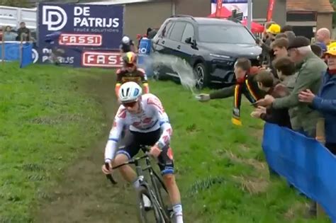 Kijk Supporter Op De Koppenberg Lacht Eli Iserbyt Uit Met