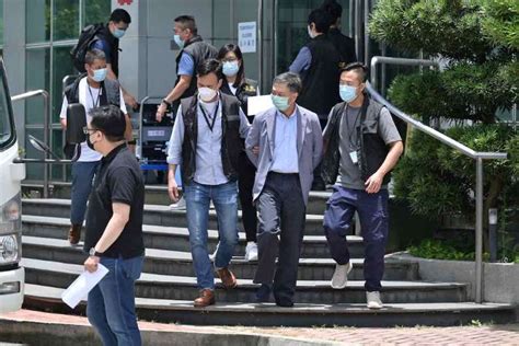 Hong Kong Police Raid Pro Democracy Newspaper Arrest Five World