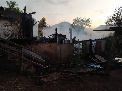 Incêndio de destroi casa em Encantado e deixa dois feridos