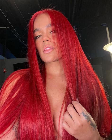 Karol G Posó Al Descubierto Y Se Tapó únicamente Con Su Pelo Rojo Fuego