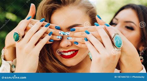 Brunette Gioca E Nasconde La Sua Ragazza Bionda Immagine Stock Immagine Di Trucco Menta