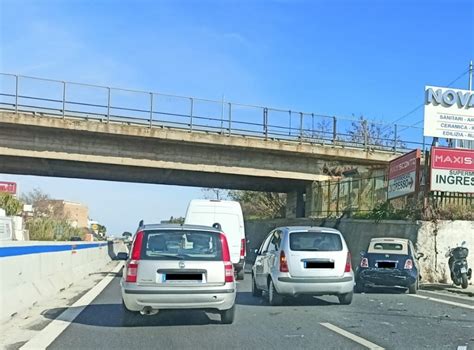 Reggio Calabria Incidente Sul Raccordo Auto Fuori Strada Foto