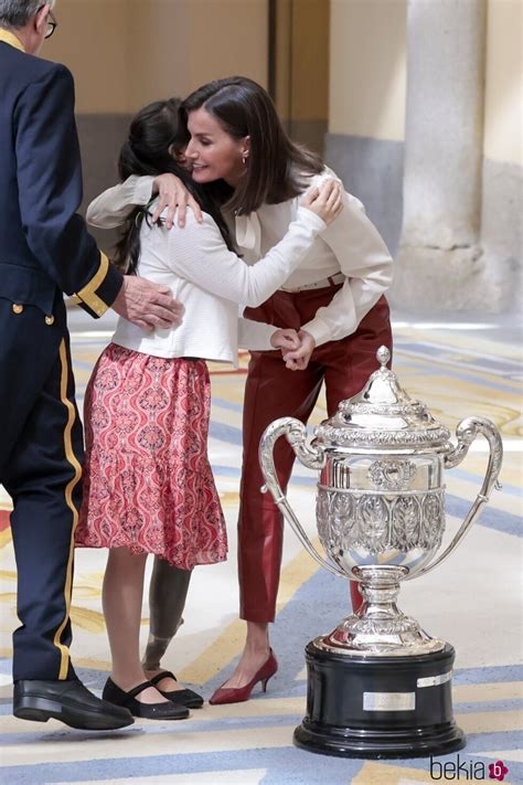 La Reina Letizia Abrazando A Una De Las Ni As Ganadoras Del Premio