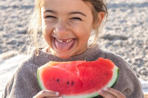 La Petite Fille De Plan Rapproch Mange La Past Que Sur La Plage