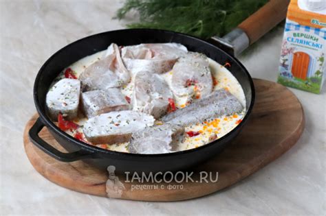 Минтай в сливках с овощами на сковороде — рецепт с фото пошагово