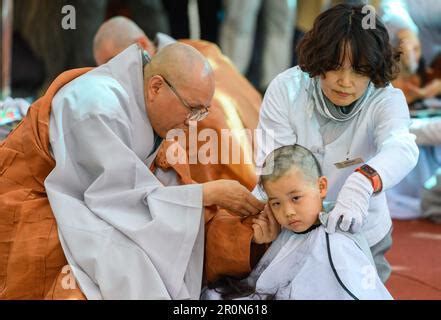 Ein S Dkoreanischer Kinderm Nch Wird Von Einem Buddhistischen M Nch