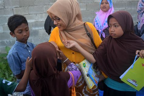 Maulidar, guru bagi anak pemulung di Gampong Jawa - Kanal Aceh