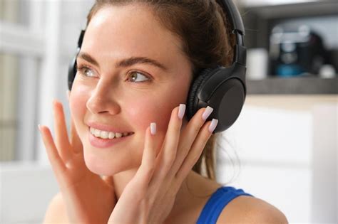 Retrato De Una Hermosa Deportista Que Se Pone Auriculares Inalámbricos