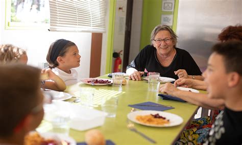 Les cantines scolaires ouvertes aux seniors raphaëlois Ville de Saint