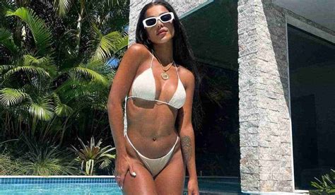 Brunna Gon Alves Posa De Biqu Ni Na Piscina Da Nova Mans O