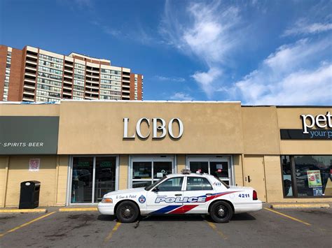 Man suffer life-threatening injuries in stabbing near Agincourt Mall