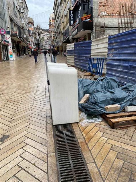 Fethiye Caddesi Nde Al Malar T M H Z Yla S R Yor Demokrat Kocaeli